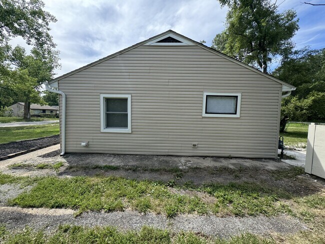 Building Photo - 1960 Central Dr