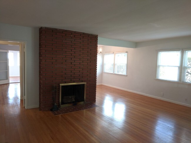 Building Photo - 1108 E Altadena Dr