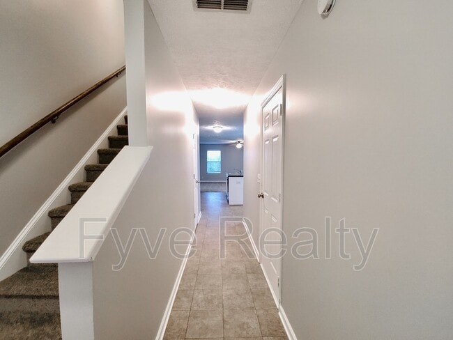 Building Photo - 4852 Laura Jeanne Blvd