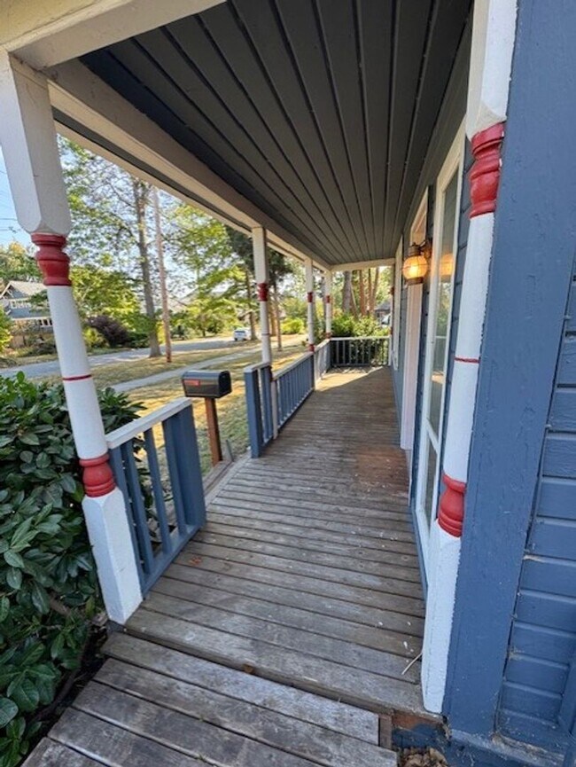 Foto del edificio - 3-Bedroom Home in the Sunnyland neighborho...