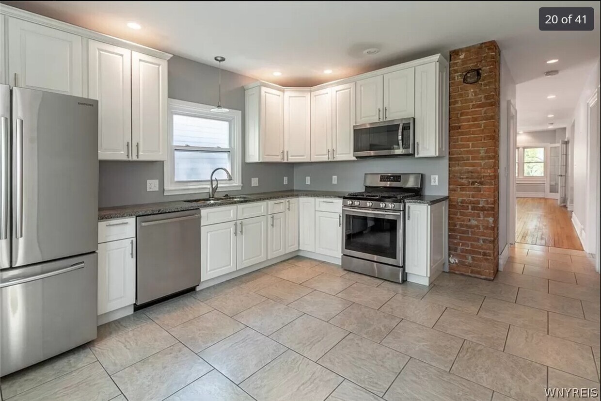 Primary Photo - 329 Baynes St