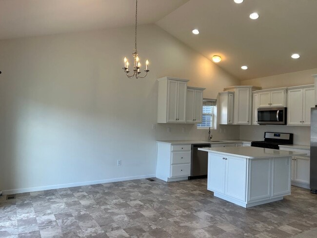 Foto del edificio - Stunning 4 bedroom 2.5 Bathroom Home in Ma...