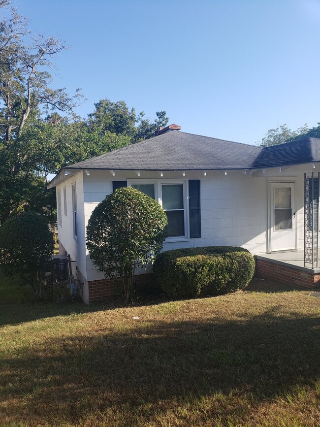 Building Photo - 2 Bedroom 1 Bath Home With Large Yard and ...