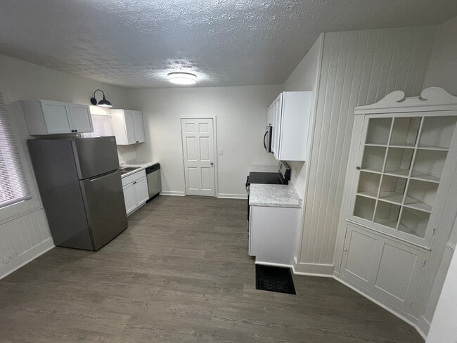 Building Photo - 5 Bedroom Available NOW