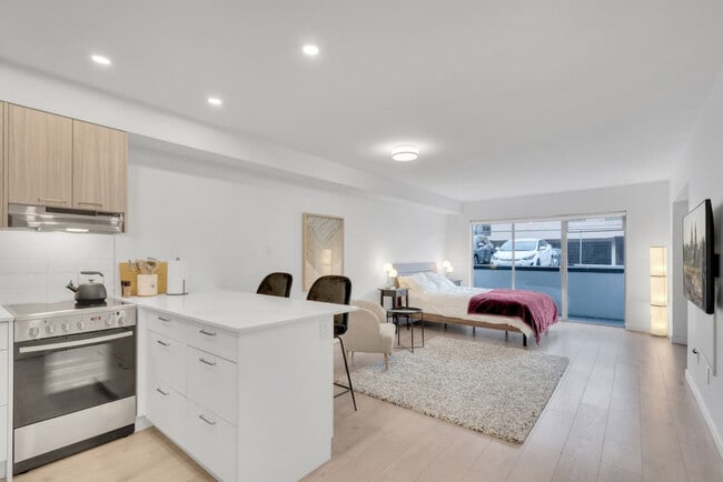 Building Photo - 2225 W 8th Ave