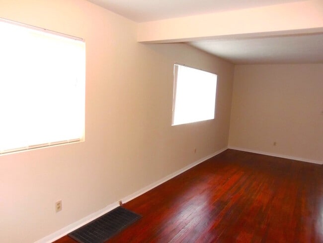 Building Photo - Remodeled Westside Townhome for Rent