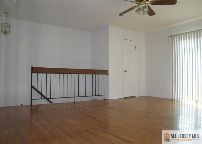 Building Photo - 1102 N Oaks Blvd