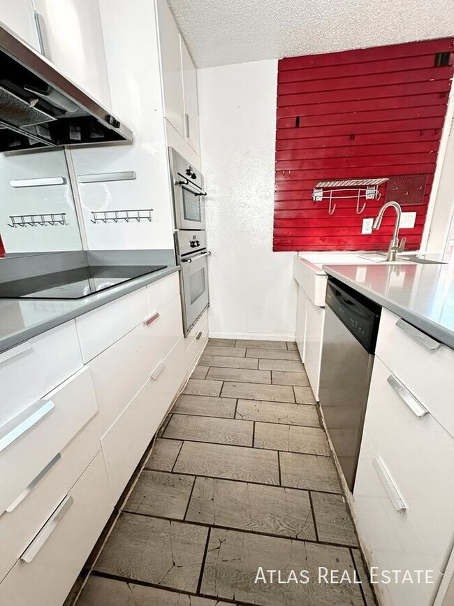 Building Photo - 218 W Rockrimmon Blvd