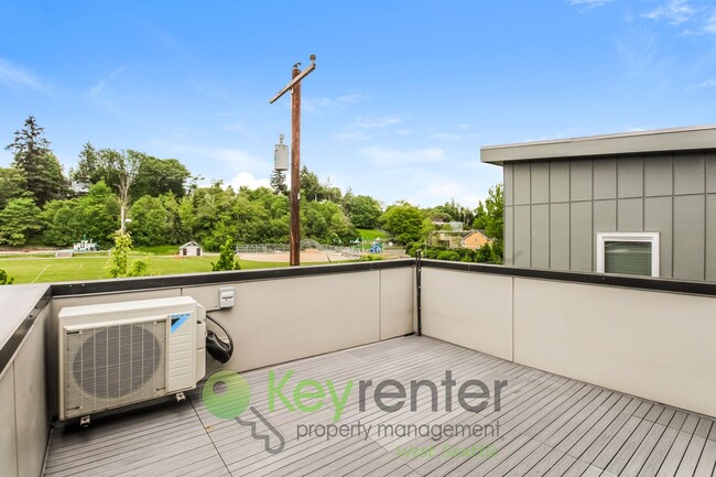 Foto del edificio - Modern 3 Bedroom with Rooftop Deck and In Unit Laundry