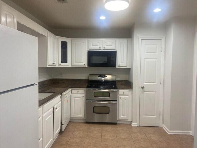 Building Photo - 217 Triple Oaks Dr
