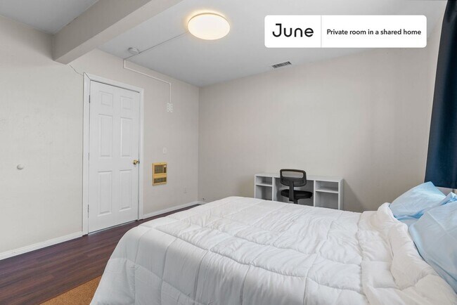 Foto del edificio - Private bedroom in 7 bed/3 bath Home