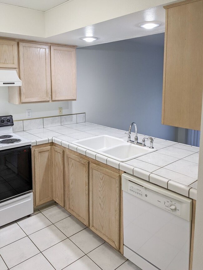 Building Photo - 2205 Crestview Dr S