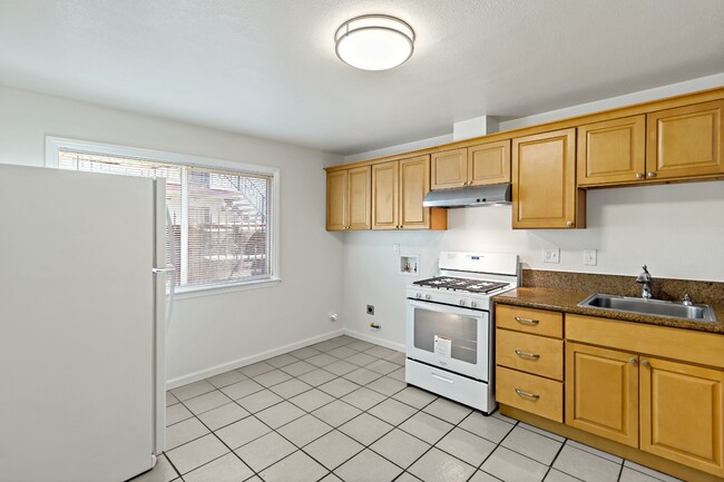 Building Photo - 10582 Topanga Dr