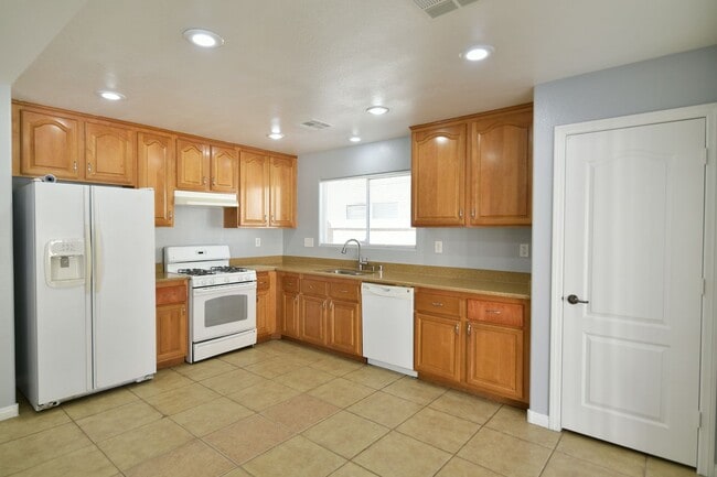 Building Photo - Spacious 4Bed/2Bath/2Car Home located in North Las Vegas w/ Pool!