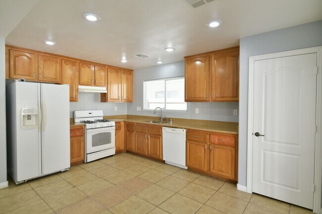 Foto del edificio - Spacious 4Bed/2Bath/2Car Home located in North Las Vegas w/ Pool!