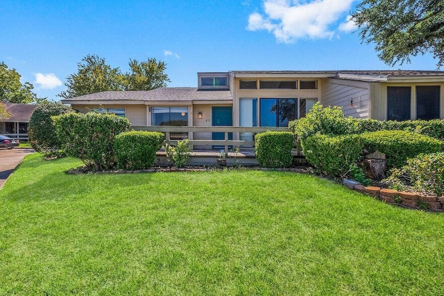 Primary Photo - 49 April Point Dr N