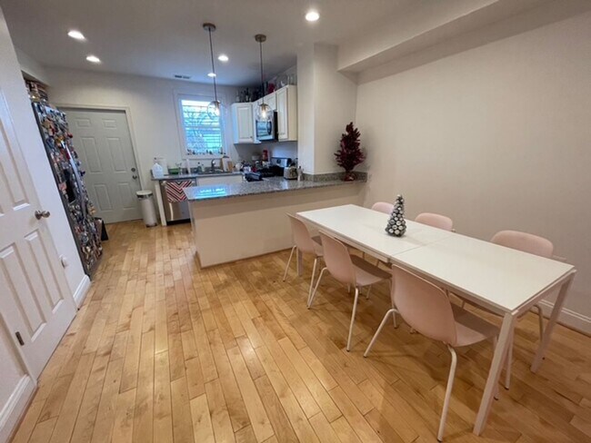 Building Photo - Stylishly Renovated 3 bedroom, 2.5 bath wi...