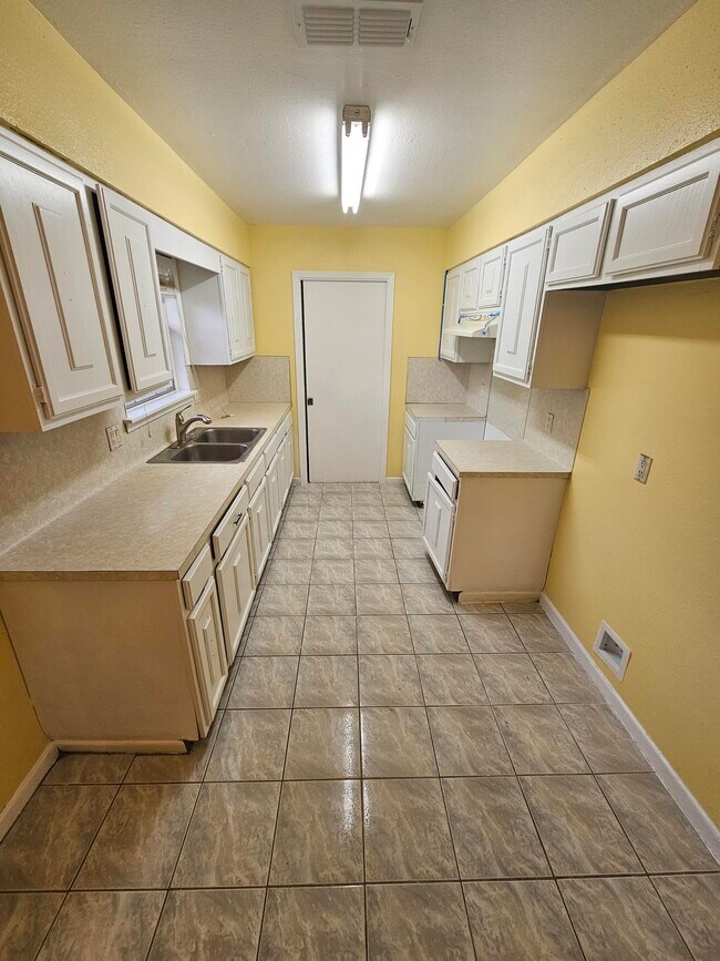 Cocina - 618 Land O Lakes Dr