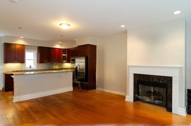 Foto del edificio - 5127 N Damen Ave