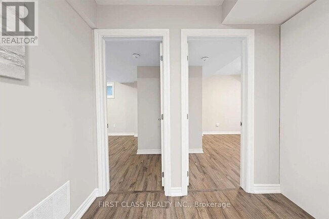 Building Photo - 10 Leslie Ave