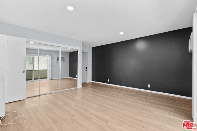 Foto del edificio - 15286 Sutton St