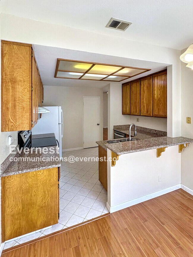 Foto del edificio - 34282 Kenwood Dr