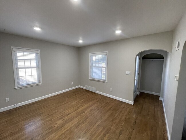 Building Photo - 3 bed 2 bath with detached garage! Cozy ho...