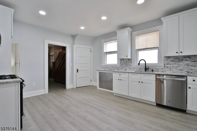 Foto del edificio - 156 Oak Tree Ave