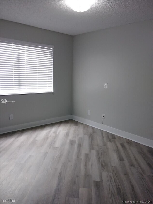 Foto principal - 1 br, 1 bath Condo - 8370 Pines Blvd