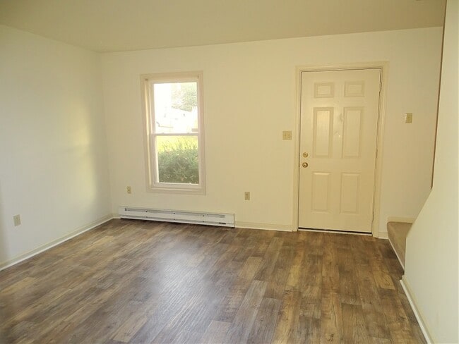 Building Photo - 682 S Cedar St