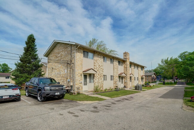 Townhome - 3 niveles terminados - 5813 Balsam Rd