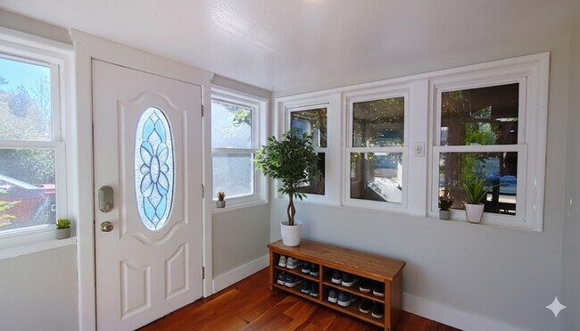 Building Photo - **$500 OFF THE FIRST FULL MONTH'S RENT** Beautifully updated Home on a Large Lot with Oversized 2...