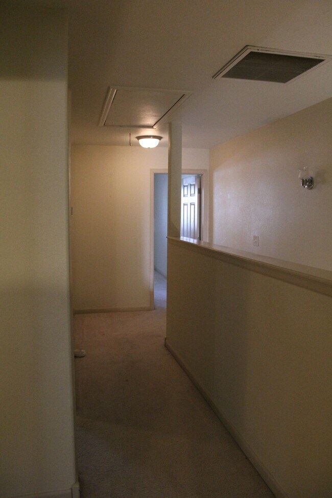 Building Photo - 460 Yarrow Cir