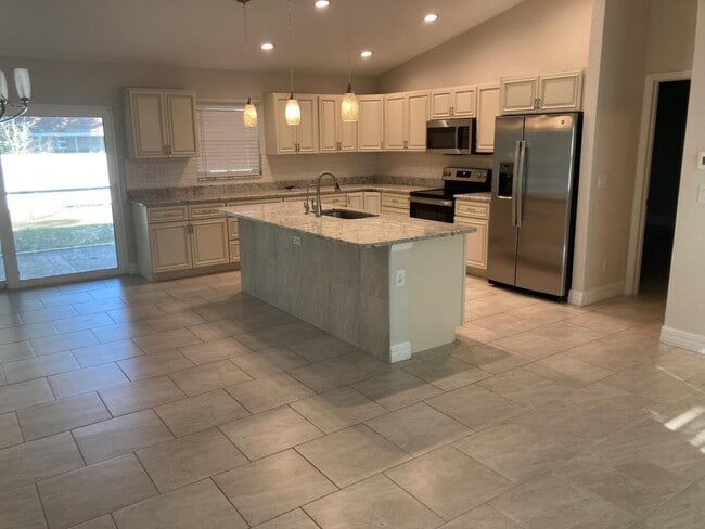 Building Photo - 1641 S San Mateo Dr