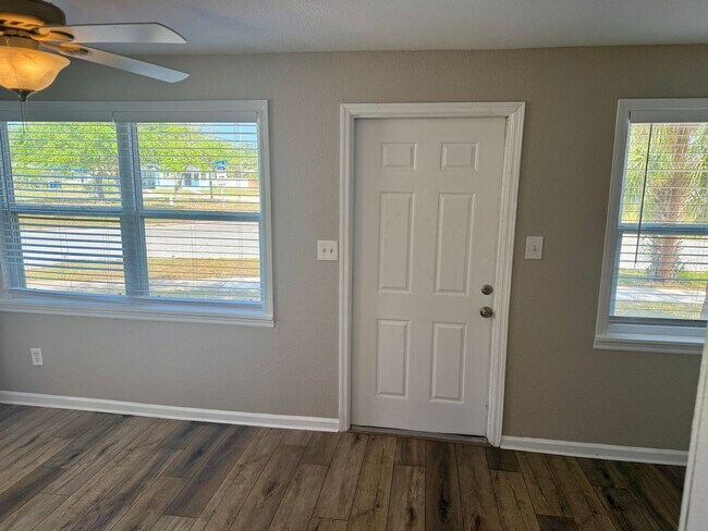 Foto del edificio - Beautiful 3/1 in Clearwater Available Now!