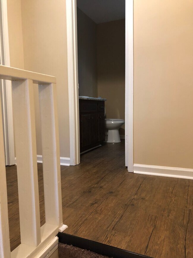 Building Photo - 2 Bedroom 1.5 Bath Townhouse