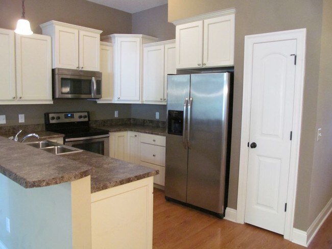 Building Photo - 7220 Quail Hollow Dr
