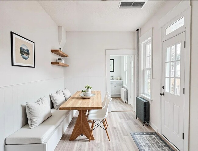 Foto del edificio - 4 Bedroom 1 Bathroom Rowhome in Lancaster!