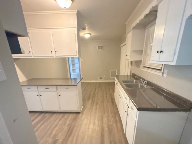 Building Photo - 3120 Beauchamp Dr