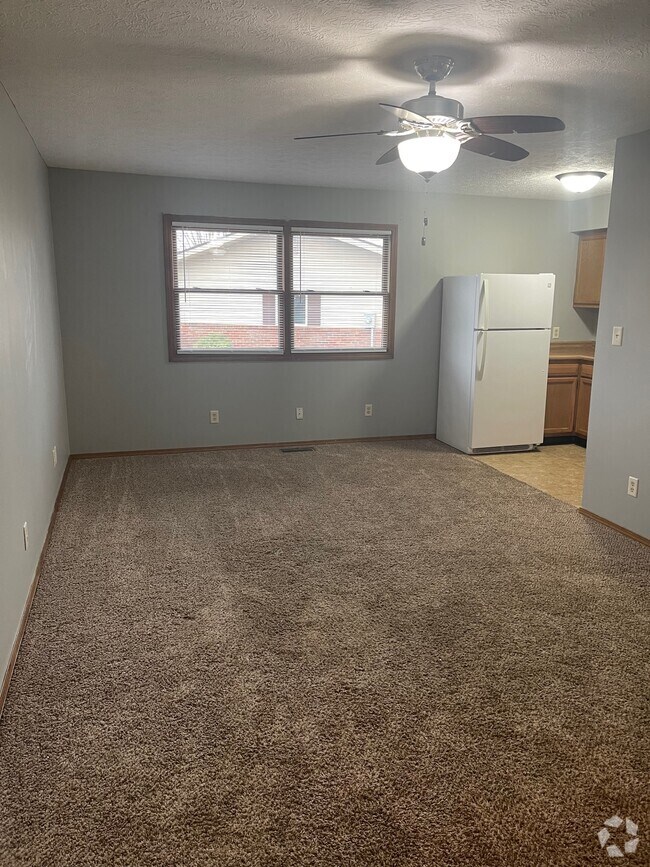 Building Photo - 2700 E Phylbeck Ave