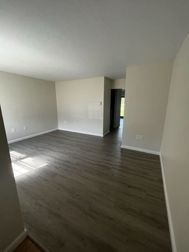 Building Photo - Gorgeous Renovated Townhouse!