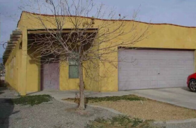Building Photo - 2020 E Ambush St