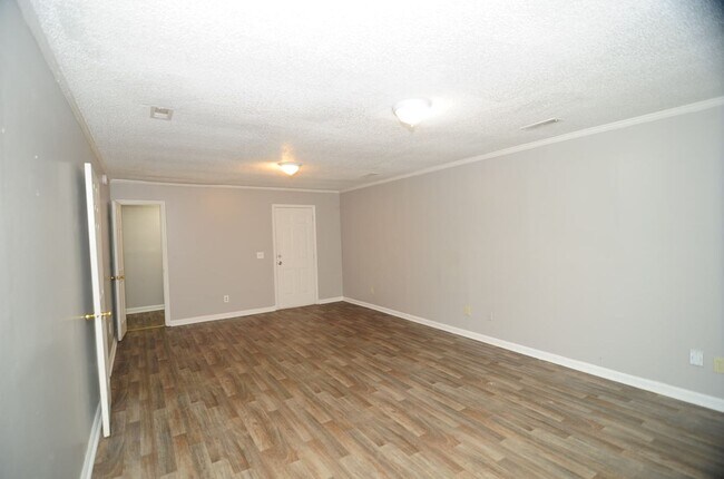 Building Photo - 2425 Tuxedo Dr NW