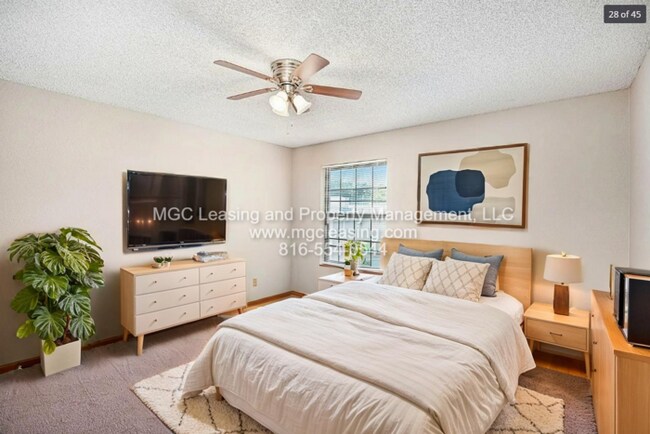 Foto del edificio - Spacious 2nd Floor Townhome in the Heart of Blue Springs!