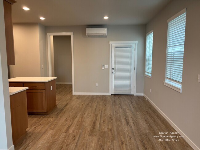 Building Photo - 507 15th St SE