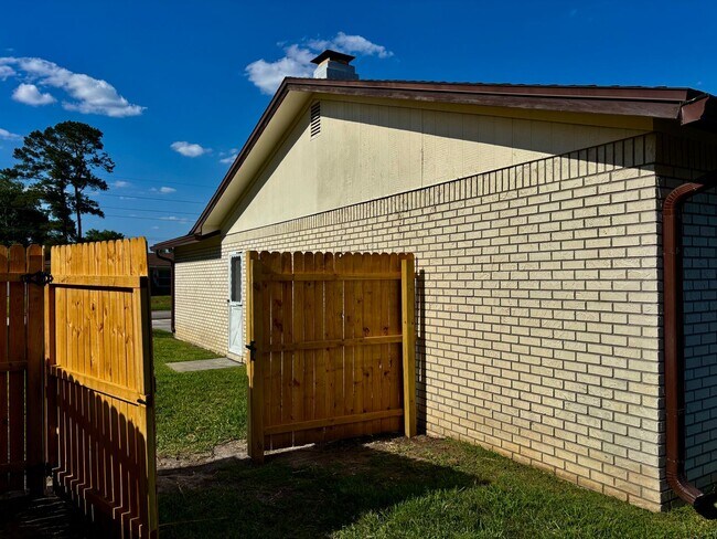 Foto del edificio - Desirable Grove Park Home 3/2 for Under $1,900.00!!