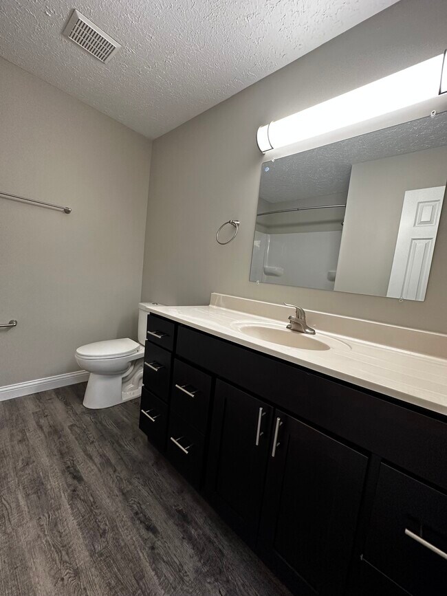Baño completo renovado 2 - Parkview Townhomes