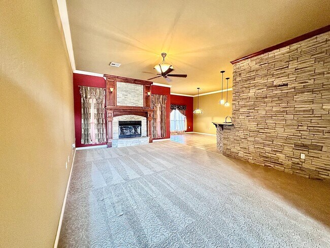 Foto del edificio - Charming 3-Bedroom Home with View in Moore, OK - Move In Deposit-Free! (If Qualified)