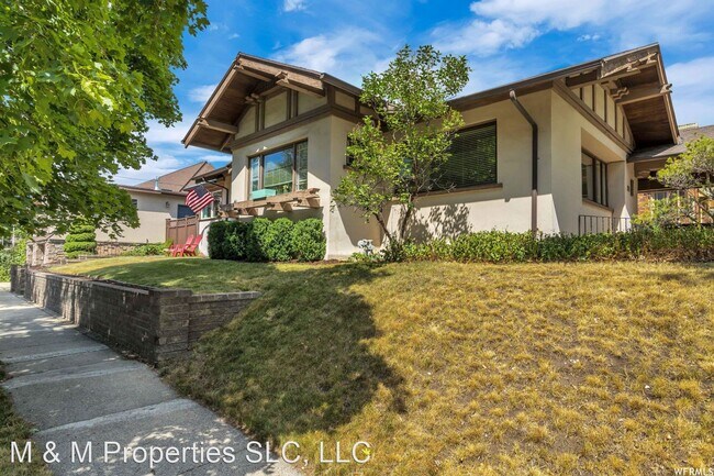 Building Photo - 3 br, 2 bath House - 1261 E Stratford Ave