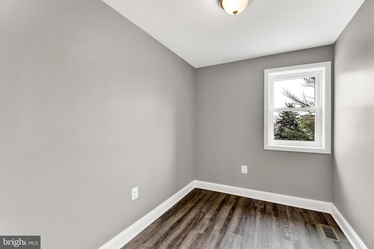 Primary Photo - 170 W Meadow Rd